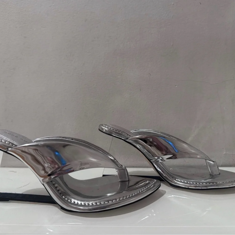 Good American Silver Metallic Pointed Thong Heels - Picture 8 of 13